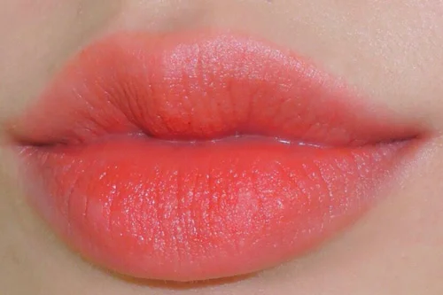 Phun môi màu cam san hô