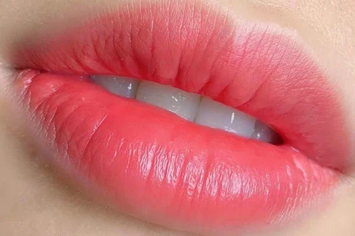 Phun môi màu đỏ hồng