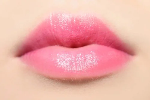 Phun môi màu hồng baby