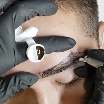 Tiến hành chạm hạt vi điểm Nano chân mày