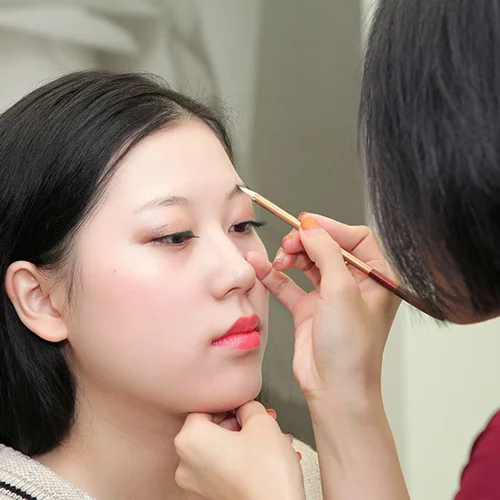 Thăm khám, tư vấn màu mực, kiểu dáng chân mày Nano chạm hạt