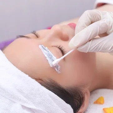 Vệ sinh, ủ tê vùng da trước khi phun mày Nano chạm hạt