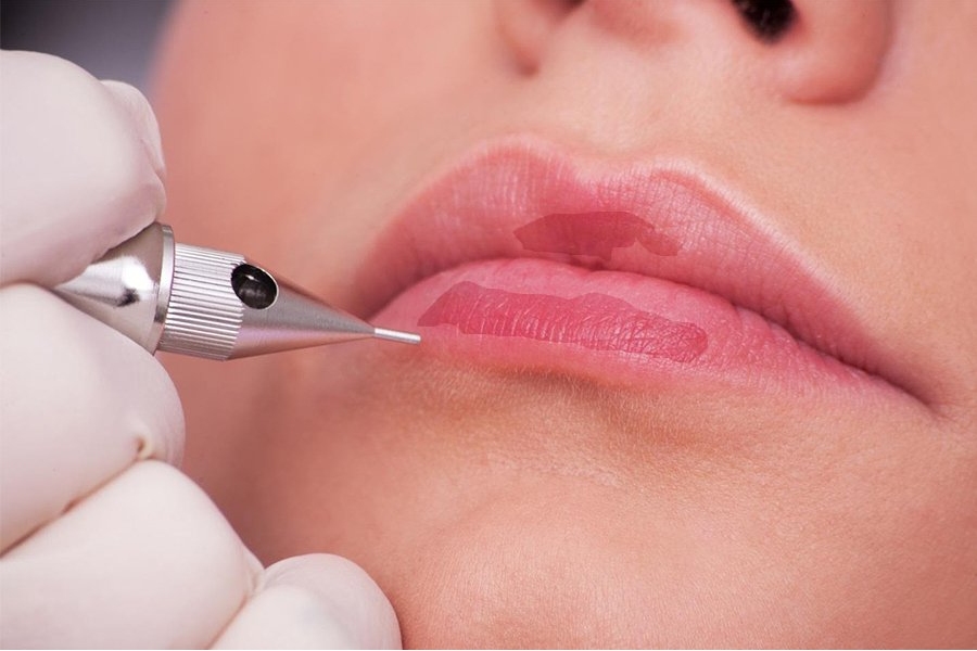 Môi không lên đều màu