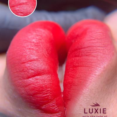 Khách hàng sử dụng dịch vụ phun môi tại Luxie